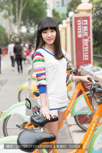 騎自行車的女孩