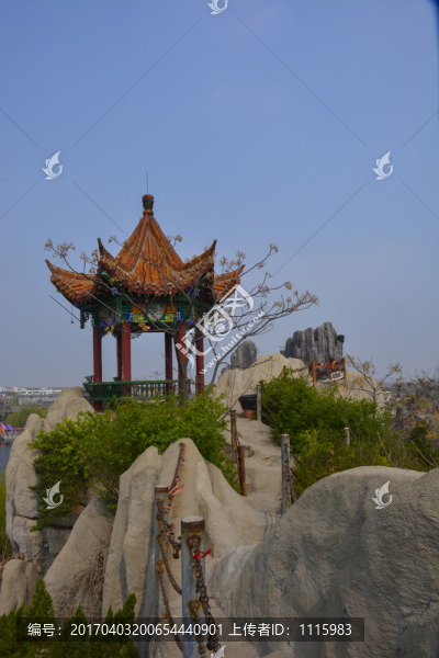 假山上的涼亭