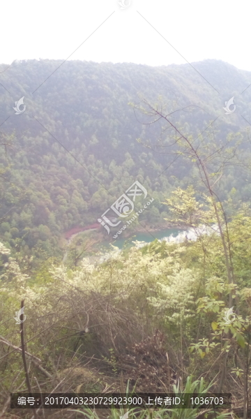 山圍著水轉(zhuǎn)