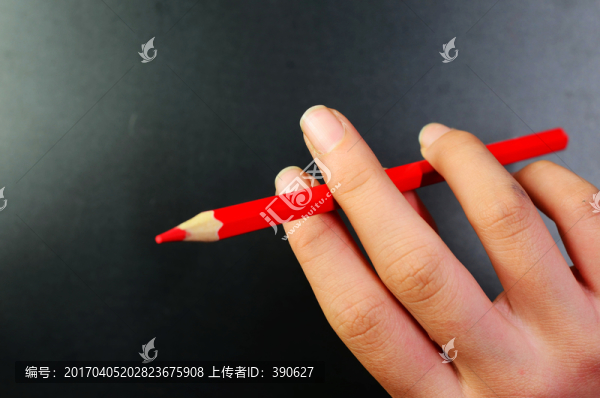 手里拿著紅色鉛筆