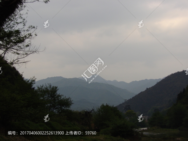 遠(yuǎn)山河流