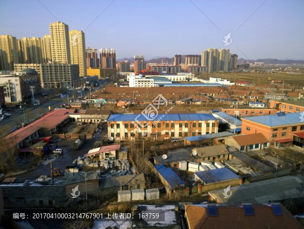 城邊的高樓與平房