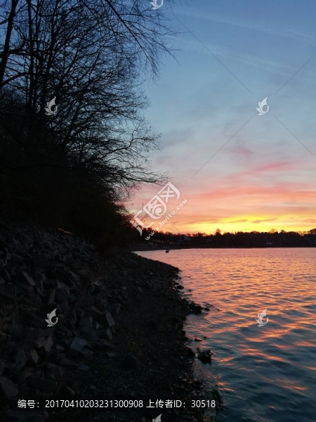 湖畔的早晨
