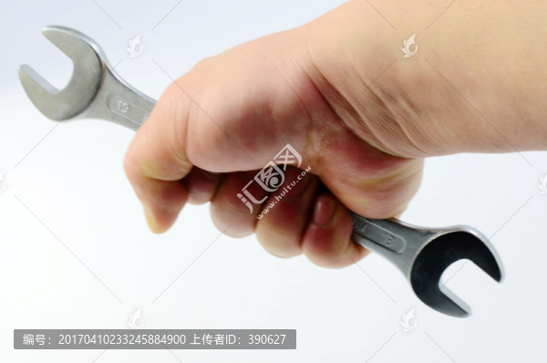 手里拿著扳手