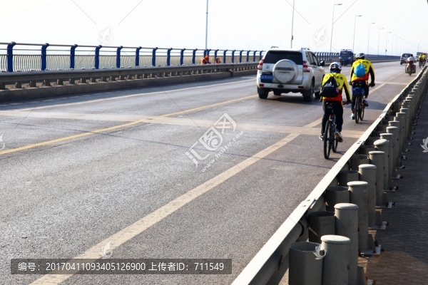 淮南淮河大橋,騎行的人