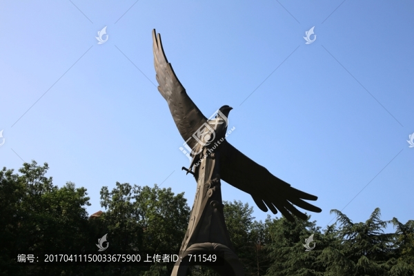 雄鷹雕塑