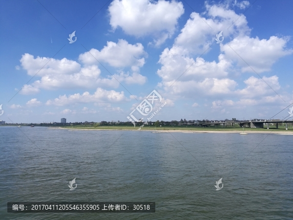 航行在萊茵河上的貨船