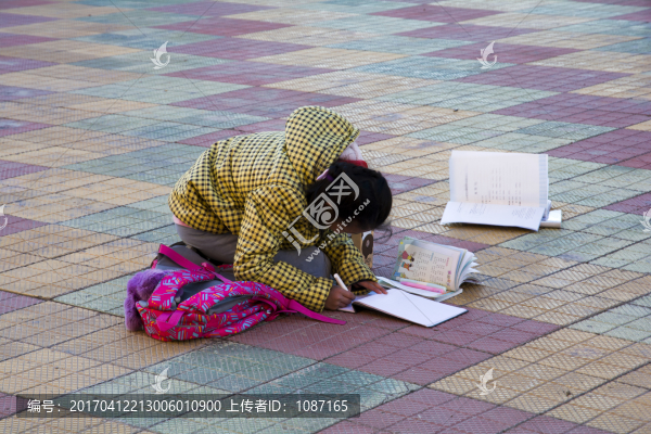做作業(yè)的小女孩