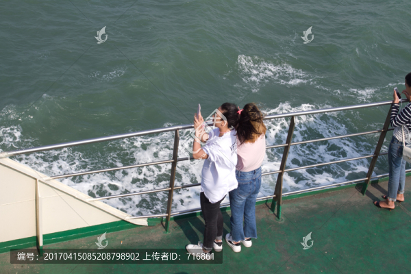 滾裝船航渡瓊州海峽,游客