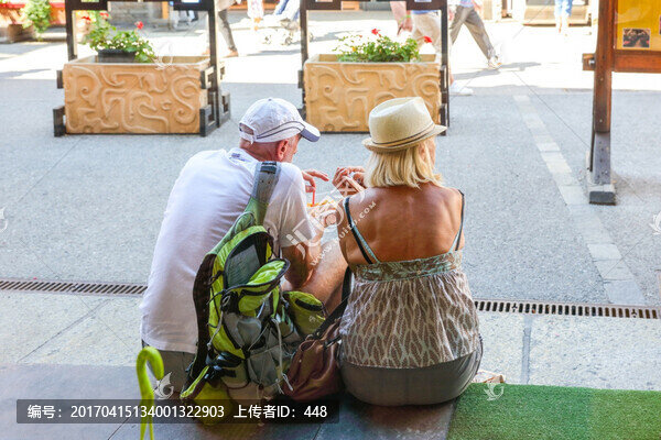 旅行者,一對(duì)老夫妻的背影
