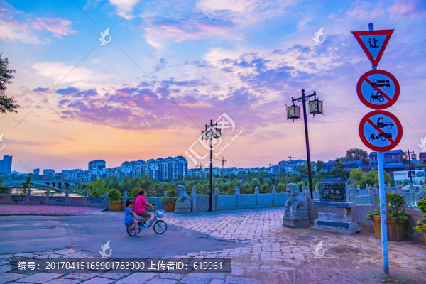 晚霞下的石橋