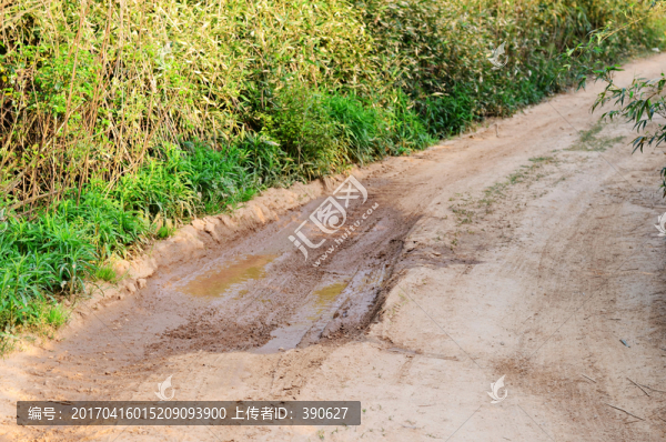 山區(qū)泥濘路