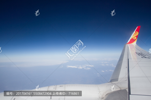 客機窗外的藍(lán)天白云