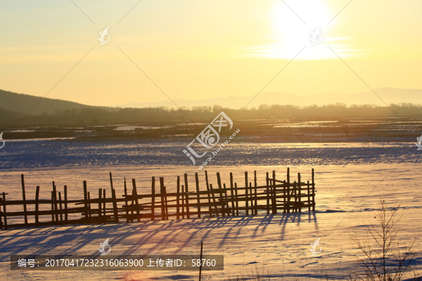 雪原木柵欄暮色
