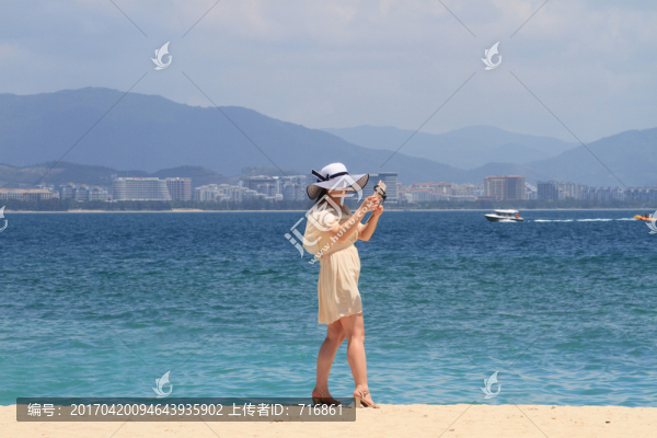 年輕女子海邊自拍