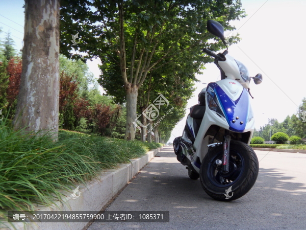 踏板摩托車