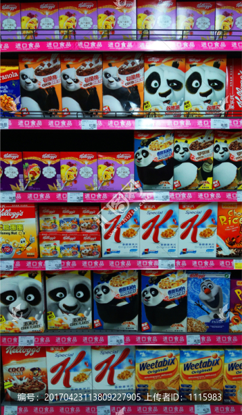 超市內(nèi)景進(jìn)口食品零食專區(qū)
