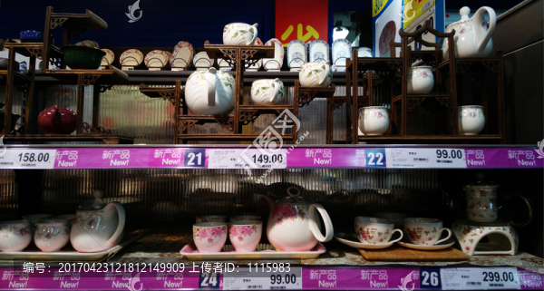 貨架上的茶具
