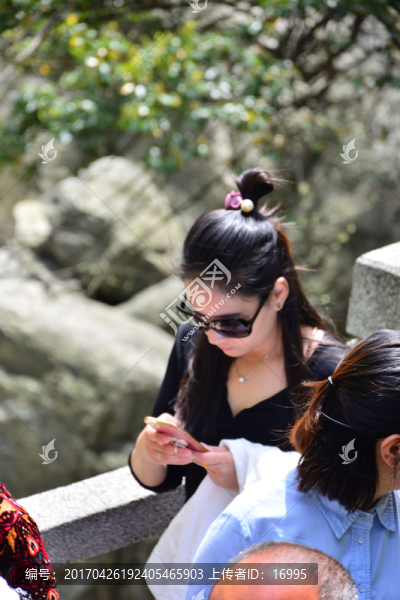 美女看手機(jī)