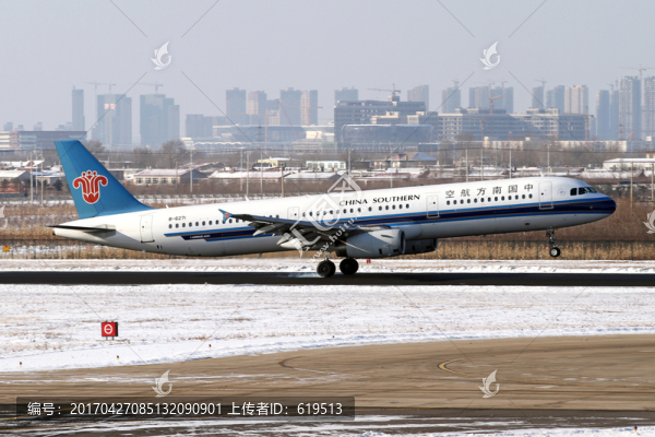 冬天雪后的沈陽機(jī)場,飛機(jī)降落