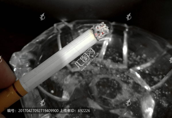 點(diǎn)燃的香煙