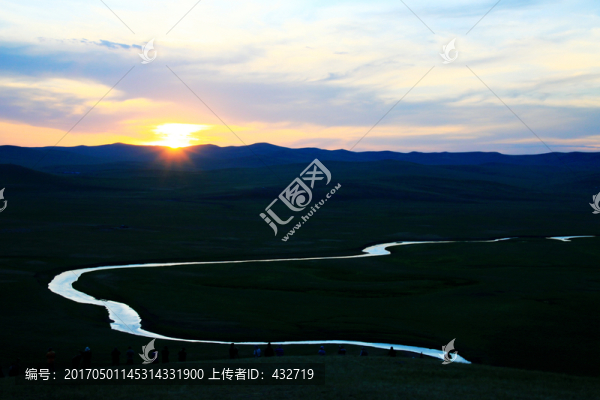 草原河流落日