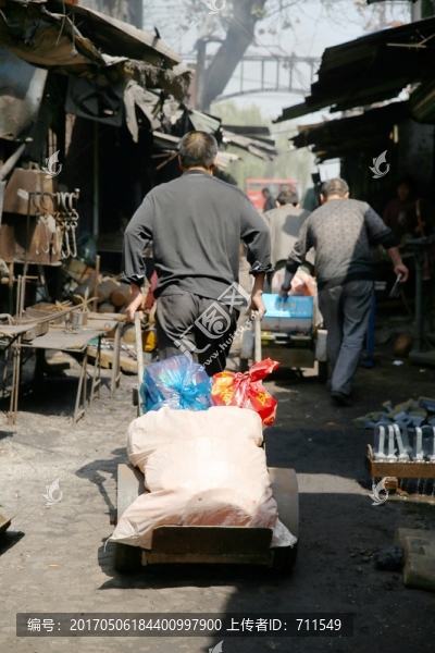 街鋪拉貨的男人