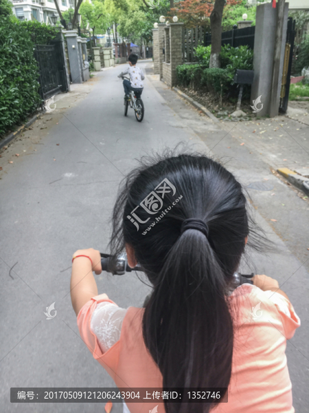 兒童騎自行車