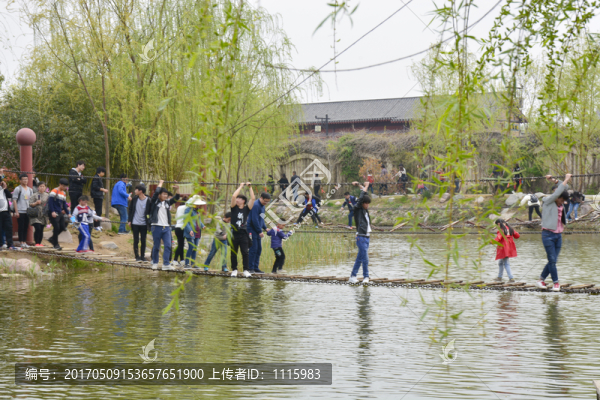 游覽景區(qū)過吊橋