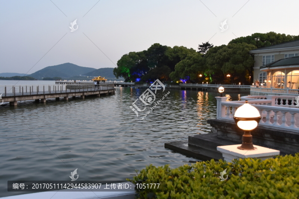 湖邊黃昏