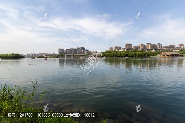 清澈湖面藍色天