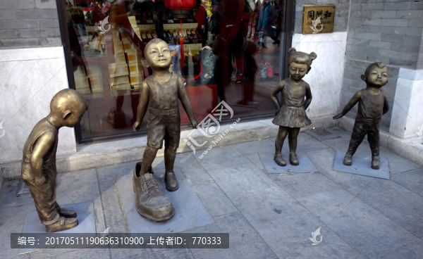 頑皮小孩雕塑