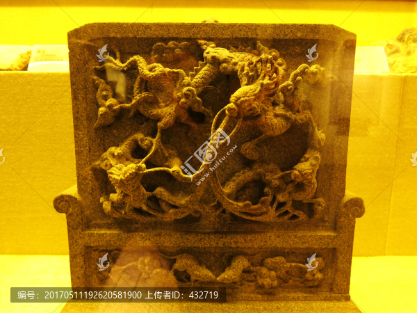 石雕龍戲水