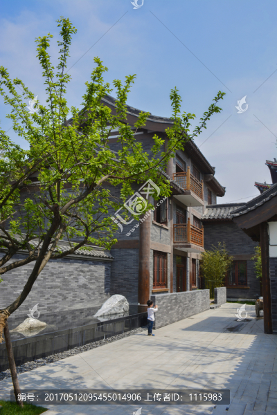 藍(lán)天下的園林庭院