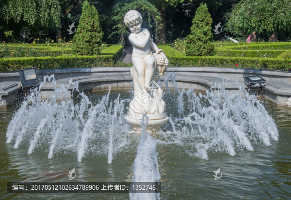 天使雕塑?chē)娙? title=