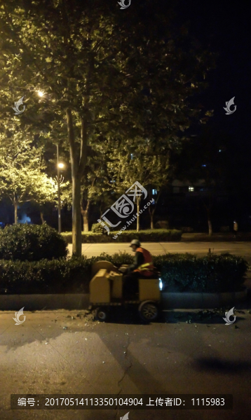 路燈下的環(huán)衛(wèi)工人