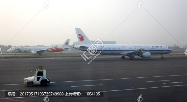 擦肩而過的兩架飛機