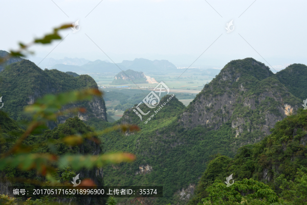 遠(yuǎn)處的山