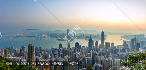 香港維多利亞港灣的日出和建筑