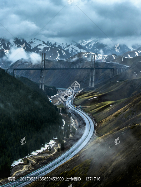 山峰下的路