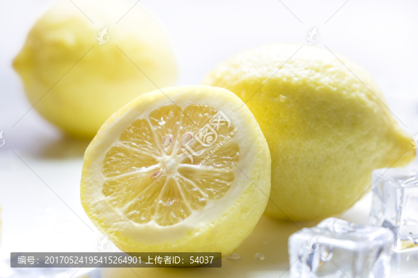 三顆檸檬和冰塊