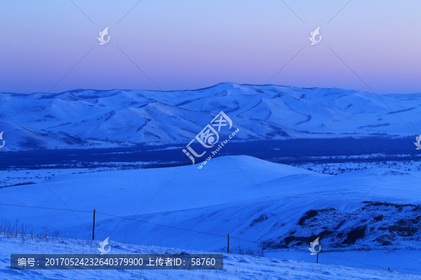 雪山寧靜的晨光