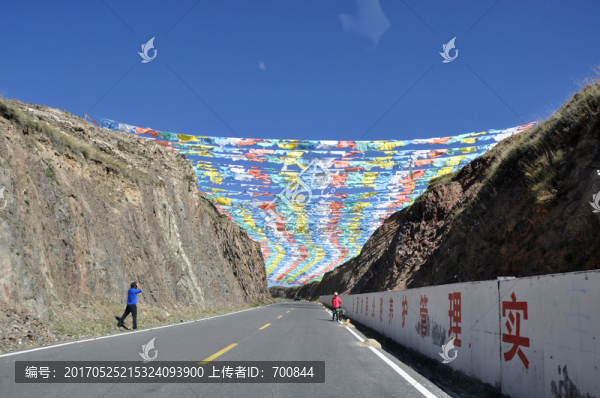 高原公路經(jīng)幡風(fēng)光