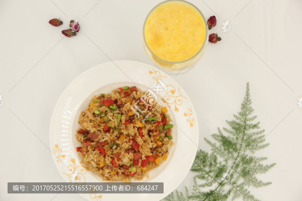 蛋炒飯配橙汁