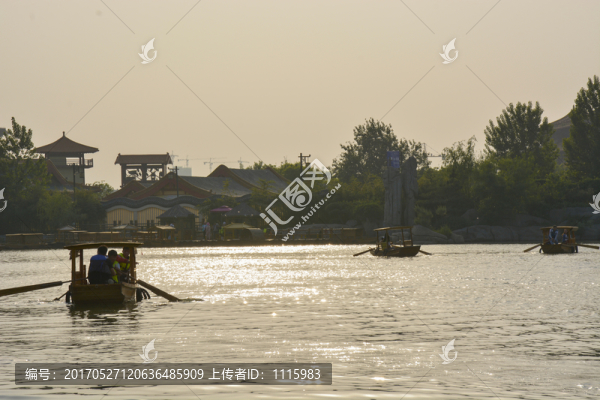 黃昏園林湖泊游船