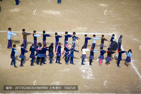 安娜普爾納山區(qū)正在做操的學(xué)生
