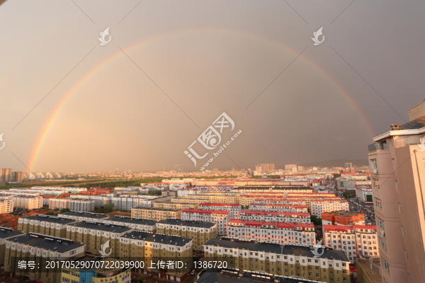 城市上空巨大的彩虹