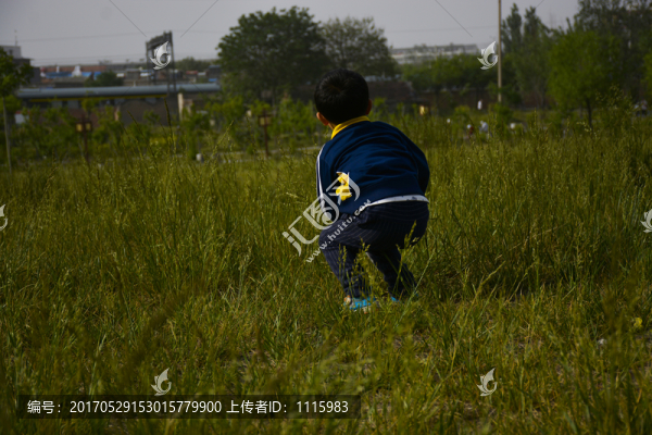 草地上的小孩