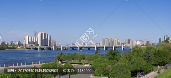 端午晴空下的吉林大橋