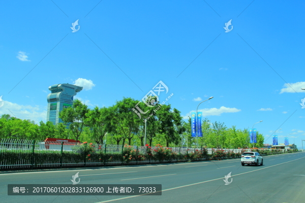 行駛的汽車